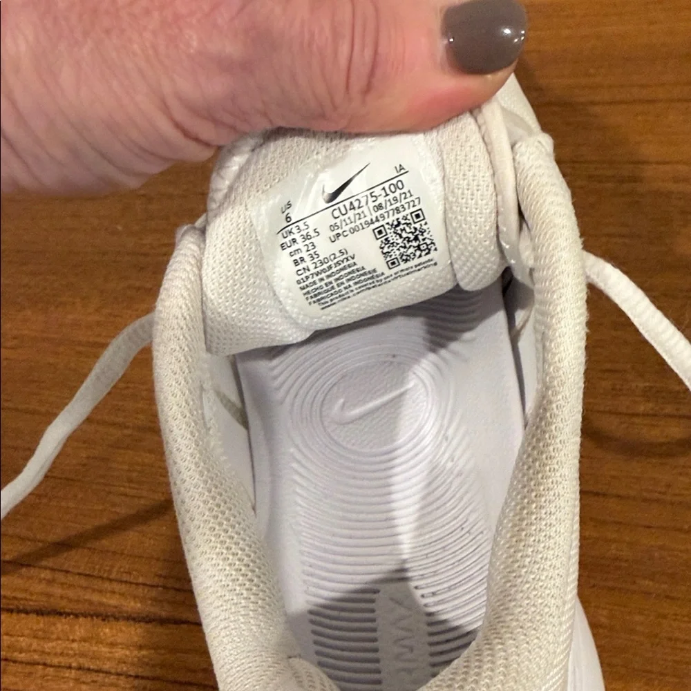 Nike Air Max Volley Sneakers Women’s 6 White Silver Volleyball Court Shoes